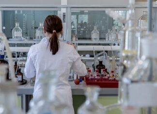 Co to jest e w chemii?